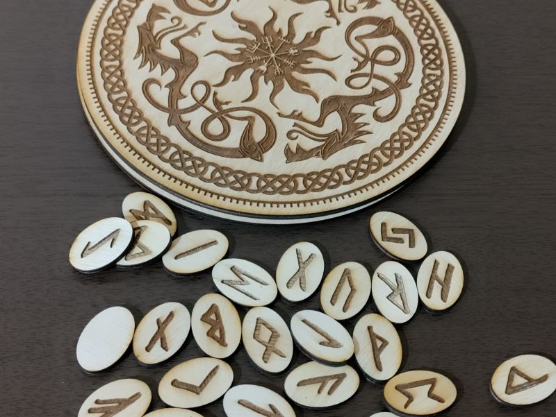 Деревянные руны и подставка с драконами